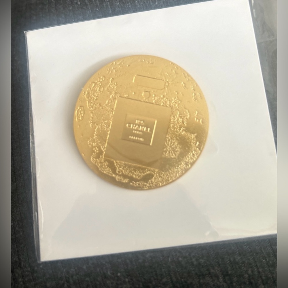 CHANEL VIP GIFT  No.5
Perfume Logo  Holiday Round Pin - Picture 2 of 4